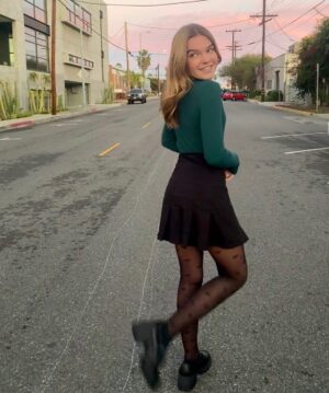 Mia Talerico Instagram - Strike a pose 💚🎄#happyholidays #smile