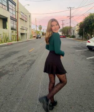 Mia Talerico Instagram - Strike a pose 💚🎄#happyholidays #smile