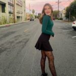 Mia Talerico Instagram - Strike a pose 💚🎄#happyholidays #smile