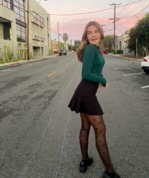 Mia Talerico Instagram - Strike a pose 💚🎄#happyholidays #smile
