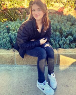 Mia Talerico Instagram - Happy Friday 😊 Hope 2022 is off to a great start for you! #weekendvibes Tag a friend you want to hang out with this weekend