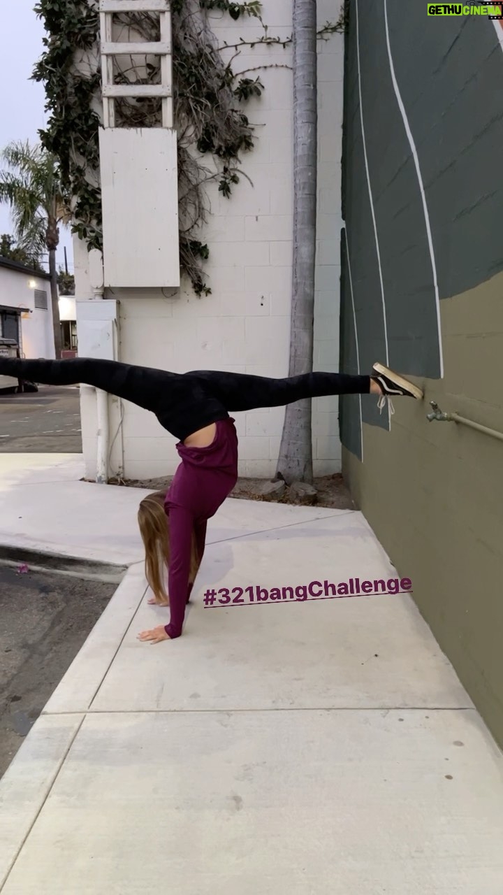Mia Talerico Instagram - Still have my splits after all these years!ππ#handstandchallenge #321bangchallenge #321bang #smile #π€ΈπΌββοΈ #Flexible