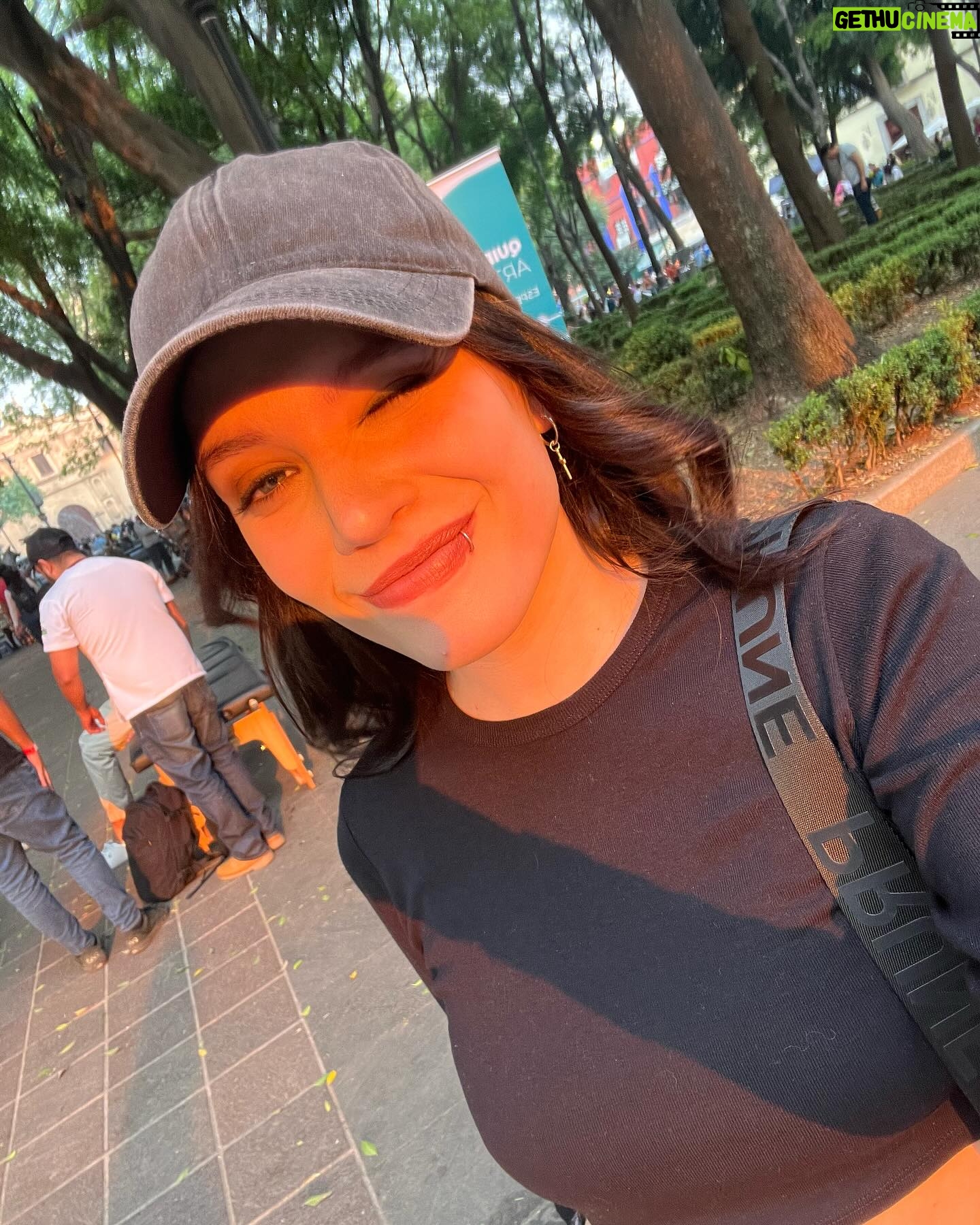 Mica Suárez Instagram - un breve resumen de mi visita a México🇲🇽😍 1: no hay nada para decir solo aproveche la golden hour 2: la foto típica con el Ángel (se que no se ve mucho el monumento, fue culpa de marti) 3: fotito con marti haciéndonos las lindas 4: 💜 5: en el Gran hotel de LCDM (me pareció una hermosura) 6: guacamole con chapulines (grillos🦗) nunca me dejó de sorprender como los comen como si fueran papitas 7: no mg mucho como salgo en esta foto pero marti dijo q es un fotón así q la subo confiando en su criterio 8: luciendo la ropa hermosa de @47street 🖤 9: Foto en el museo de Frida🙏🏻 (estaba cerrado así q no entramos) 10: marti haciendo pis en la calle