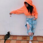 Mica Suárez Instagram - me estaba sacando fotos hasta que apareció este ser... vean esta bella secuencia por favor 🍭🐱❤️