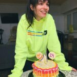 Mica Suárez Instagram - terminando mi cumpleañito 🎂🎉🌈