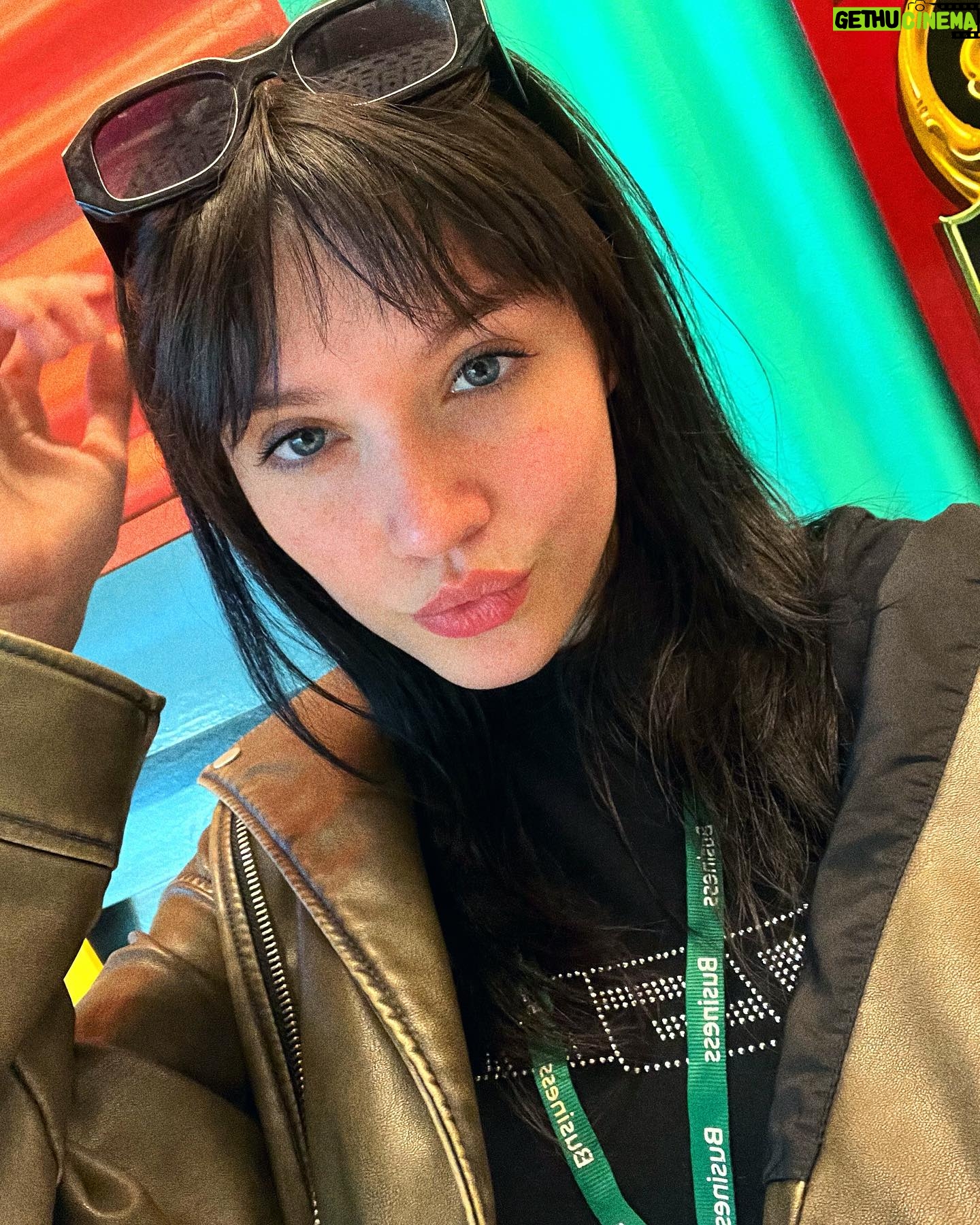 Mica Suárez Instagram - 1: haciéndome la linda 2: haciéndome la linda x2 3: 🫶🏻💘 4: con las flores amarillas q nunca llegué a regalar 5: yop llorando en medio de un breakdown 6: con dos q no me paraban de pedir fotos 7: con mi hija 🥹 8: lo más importante q tengo en la vida