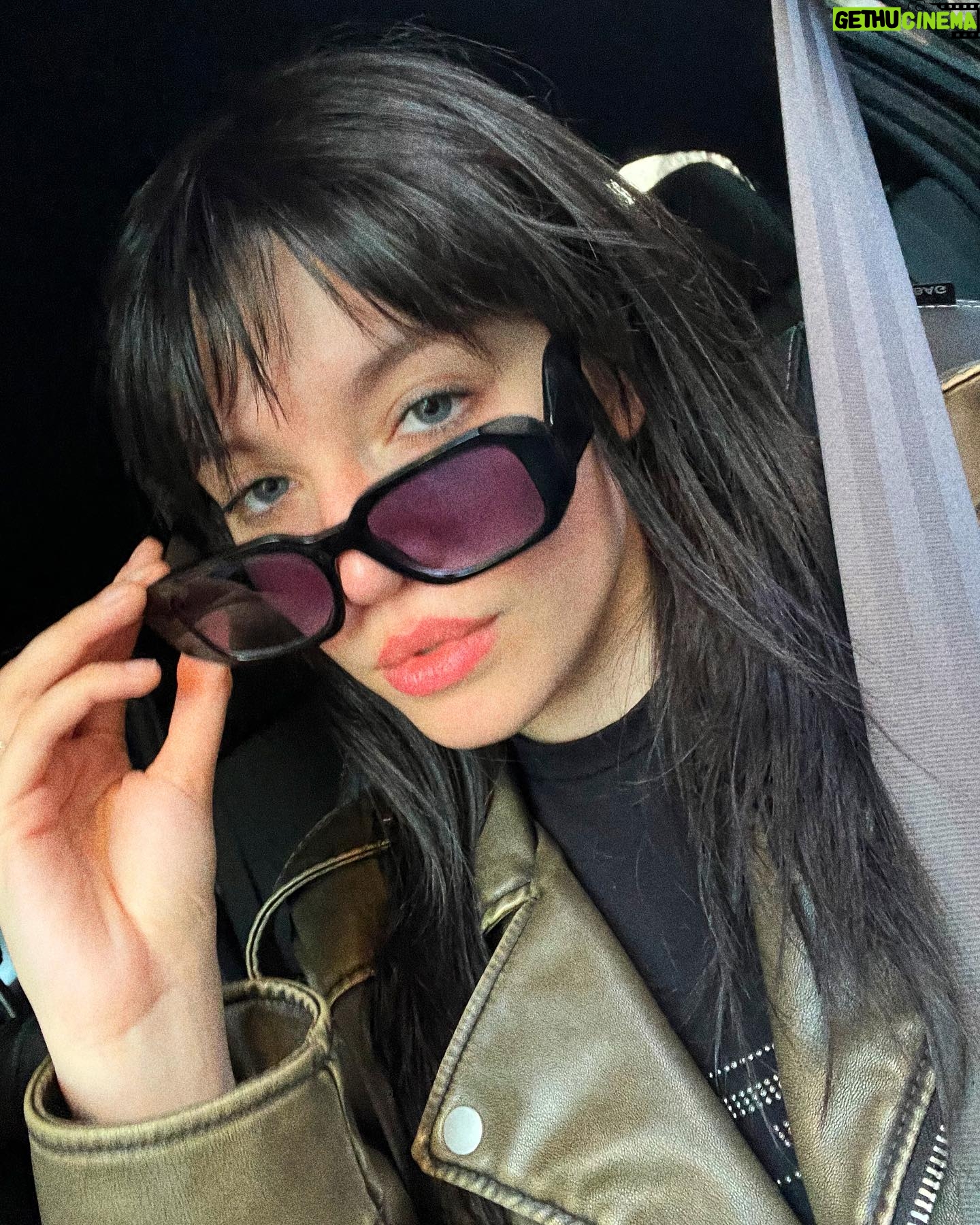 Mica Suárez Instagram - 1: haciéndome la linda 2: haciéndome la linda x2 3: 🫶🏻💘 4: con las flores amarillas q nunca llegué a regalar 5: yop llorando en medio de un breakdown 6: con dos q no me paraban de pedir fotos 7: con mi hija 🥹 8: lo más importante q tengo en la vida
