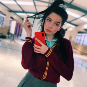 Mica Suárez Instagram - Les presento a Majo❤️
y a su grupito de amigos... o enemigos? 👀 muy pronto #Misfit ✨