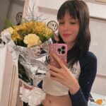 Mica Suárez Instagram - 1: haciéndome la linda 2: haciéndome la linda x2 3: 🫶🏻💘 4: con las flores amarillas q nunca llegué a regalar 5: yop llorando en medio de un breakdown 6: con dos q no me paraban de pedir fotos 7: con mi hija 🥹 8: lo más importante q tengo en la vida