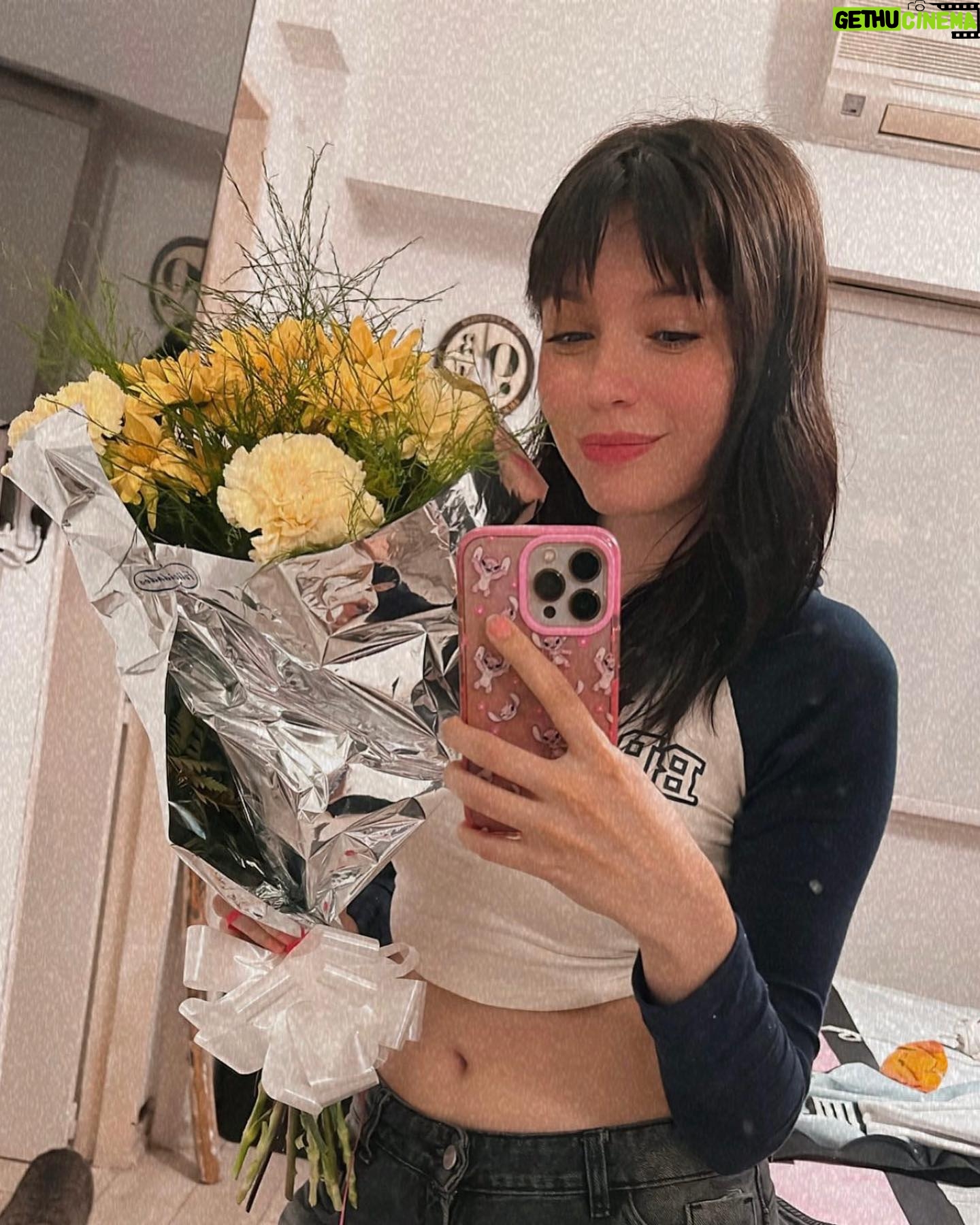 Mica Suárez Instagram - 1: haciéndome la linda 2: haciéndome la linda x2 3: 🫶🏻💘 4: con las flores amarillas q nunca llegué a regalar 5: yop llorando en medio de un breakdown 6: con dos q no me paraban de pedir fotos 7: con mi hija 🥹 8: lo más importante q tengo en la vida