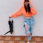 Mica Suárez Instagram - me estaba sacando fotos hasta que apareció este ser... vean esta bella secuencia por favor 🍭🐱❤️