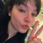 Mica Suárez Instagram - 1: haciéndome la linda 2: haciéndome la linda x2 3: 🫶🏻💘 4: con las flores amarillas q nunca llegué a regalar 5: yop llorando en medio de un breakdown 6: con dos q no me paraban de pedir fotos 7: con mi hija 🥹 8: lo más importante q tengo en la vida