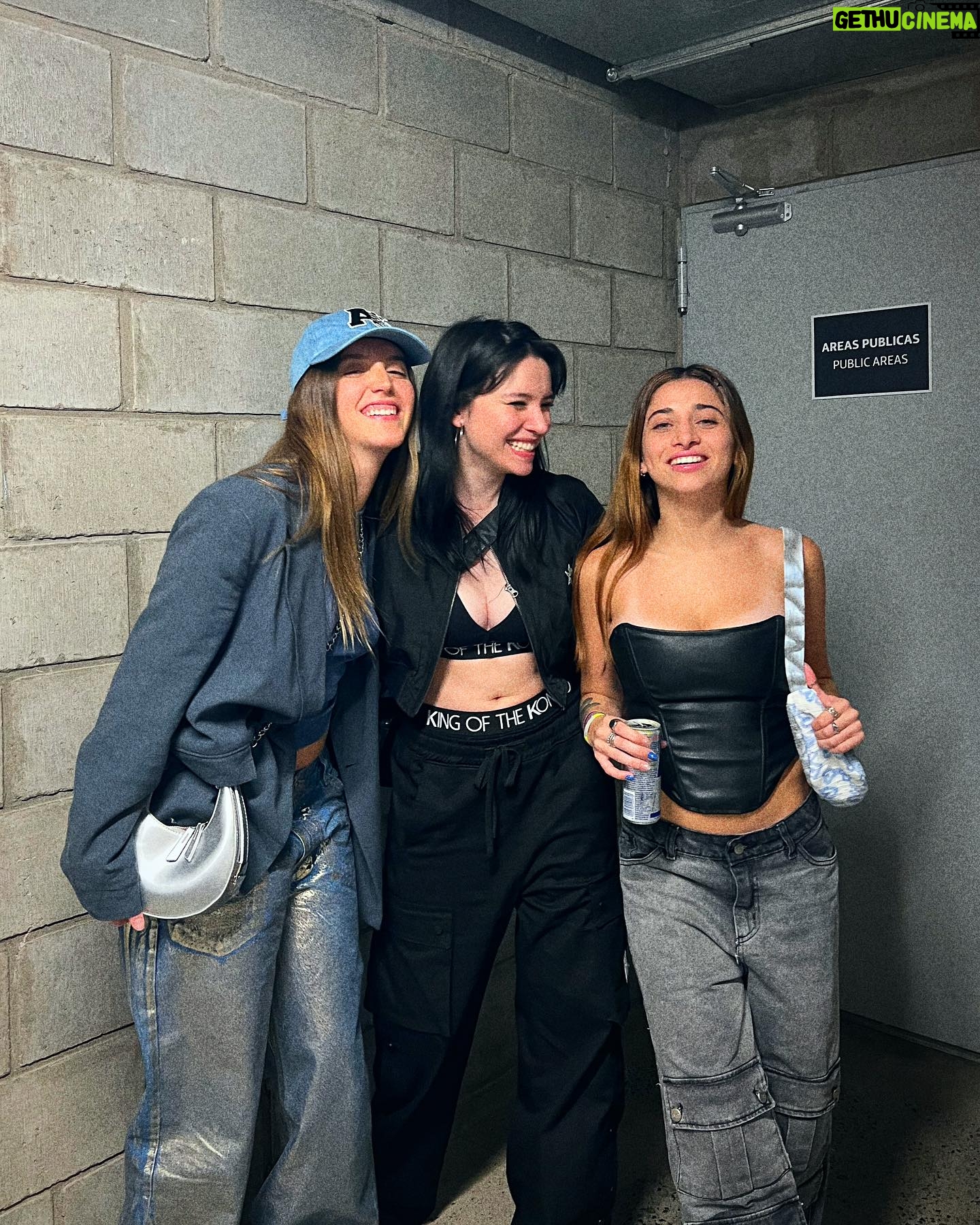 Mica Suárez Instagram - 1: haciéndome la linda 2: haciéndome la linda x2 3: 🫶🏻💘 4: con las flores amarillas q nunca llegué a regalar 5: yop llorando en medio de un breakdown 6: con dos q no me paraban de pedir fotos 7: con mi hija 🥹 8: lo más importante q tengo en la vida