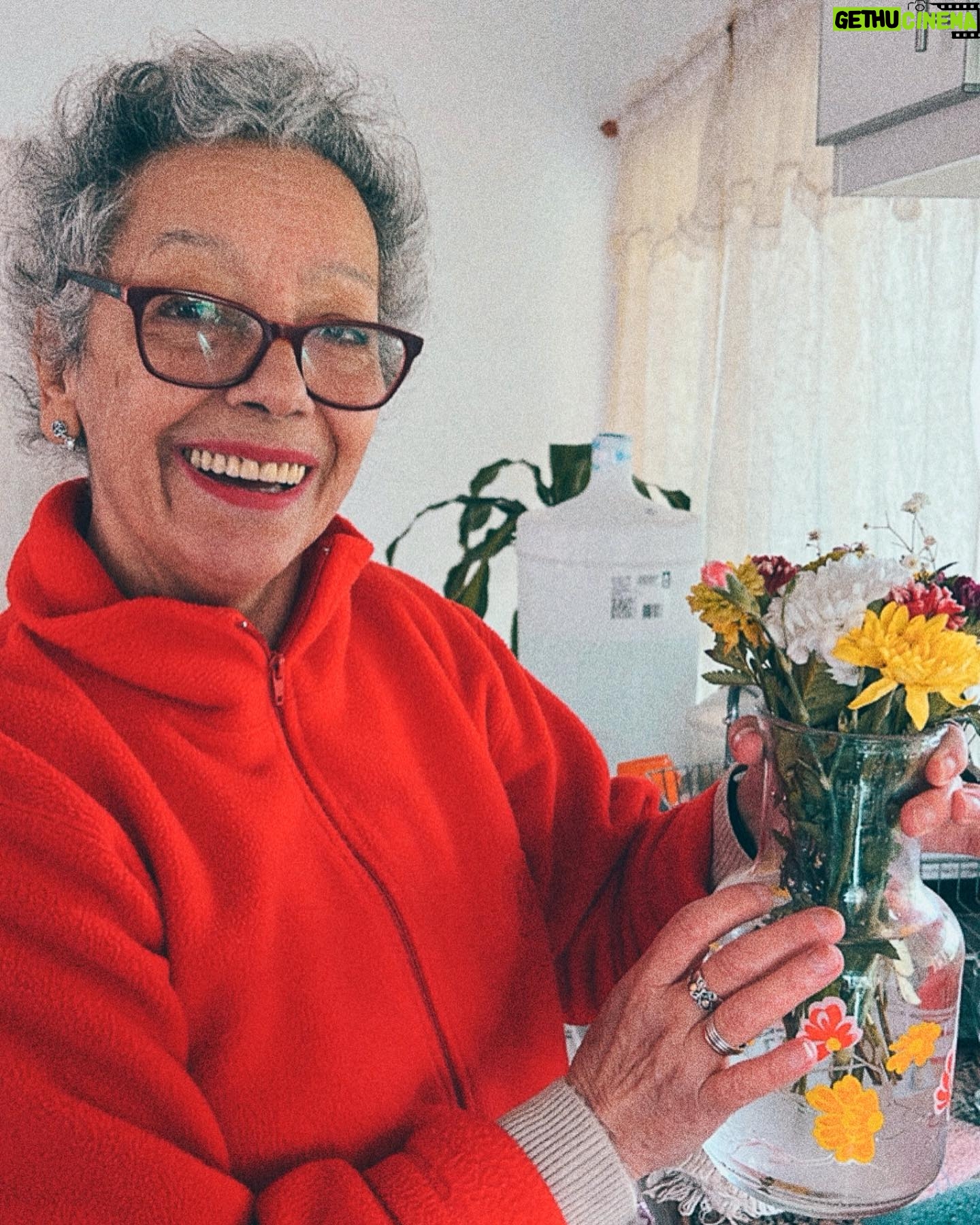 Mica Suárez Instagram - 1: haciéndome la linda 2: haciéndome la linda x2 3: 🫶🏻💘 4: con las flores amarillas q nunca llegué a regalar 5: yop llorando en medio de un breakdown 6: con dos q no me paraban de pedir fotos 7: con mi hija 🥹 8: lo más importante q tengo en la vida