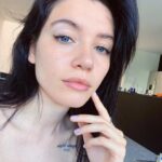 Mica Suárez Instagram - feliz navidat gente🎄 pd: si, tengo que tomar sol