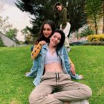 Mica Suárez Instagram - no tengo palabras para expresar lo feliz y agradecida que estoy de haber podido ser parte de este proyecto hermoso con esta gente tan linda, me reí en este mes lo que no me reí en el año jajajajajaj me vine a mi país con las energías súper renovadas, gracias por haber hecho este proyecto de los más lindos hasta ahora, los quiero cabezas de pene, a cada uno de ustedes ❤️🥺 ojalá la vida nos encuentre trabajando a todos juntos de nuevo 🙏🏻 gracias @enchufetv @elorlandoherrera por confiar, estoy segurísima que la peli va a quedar increíble, el equipo fue un amor en todo momento, y cuando las cosas se hacen con amor salen bien ❤️🙏🏻 #enchufepelicula #enchufeTv 🥺