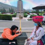 Mica Suárez Instagram - intentado parar el huevo en la mitad del mundo🥚👀🇪🇨