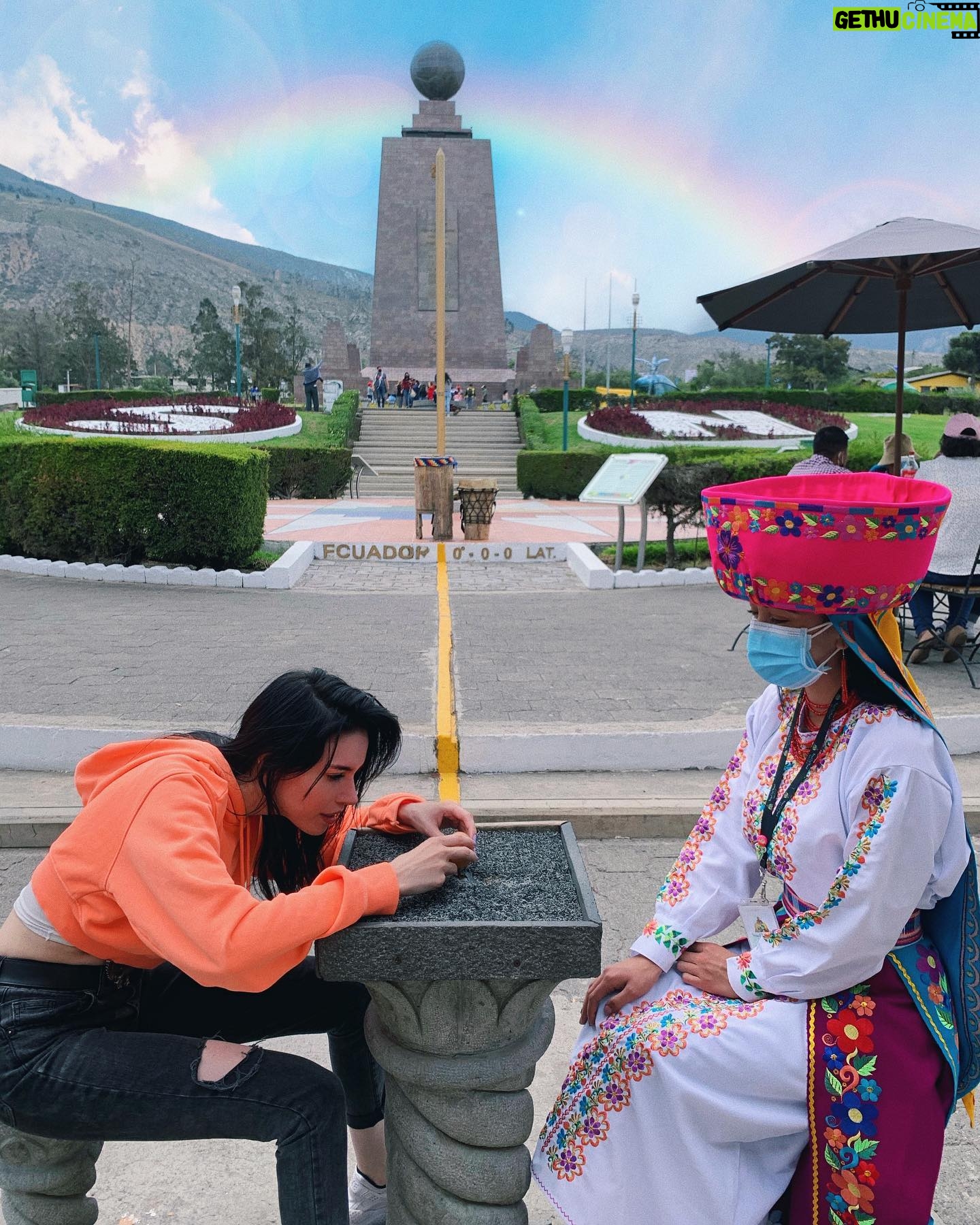 Mica Suárez Instagram - intentado parar el huevo en la mitad del mundo🥚👀🇪🇨