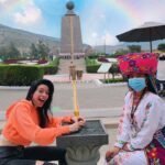 Mica Suárez Instagram - intentado parar el huevo en la mitad del mundo🥚👀🇪🇨