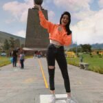 Mica Suárez Instagram - intentado parar el huevo en la mitad del mundo🥚👀🇪🇨