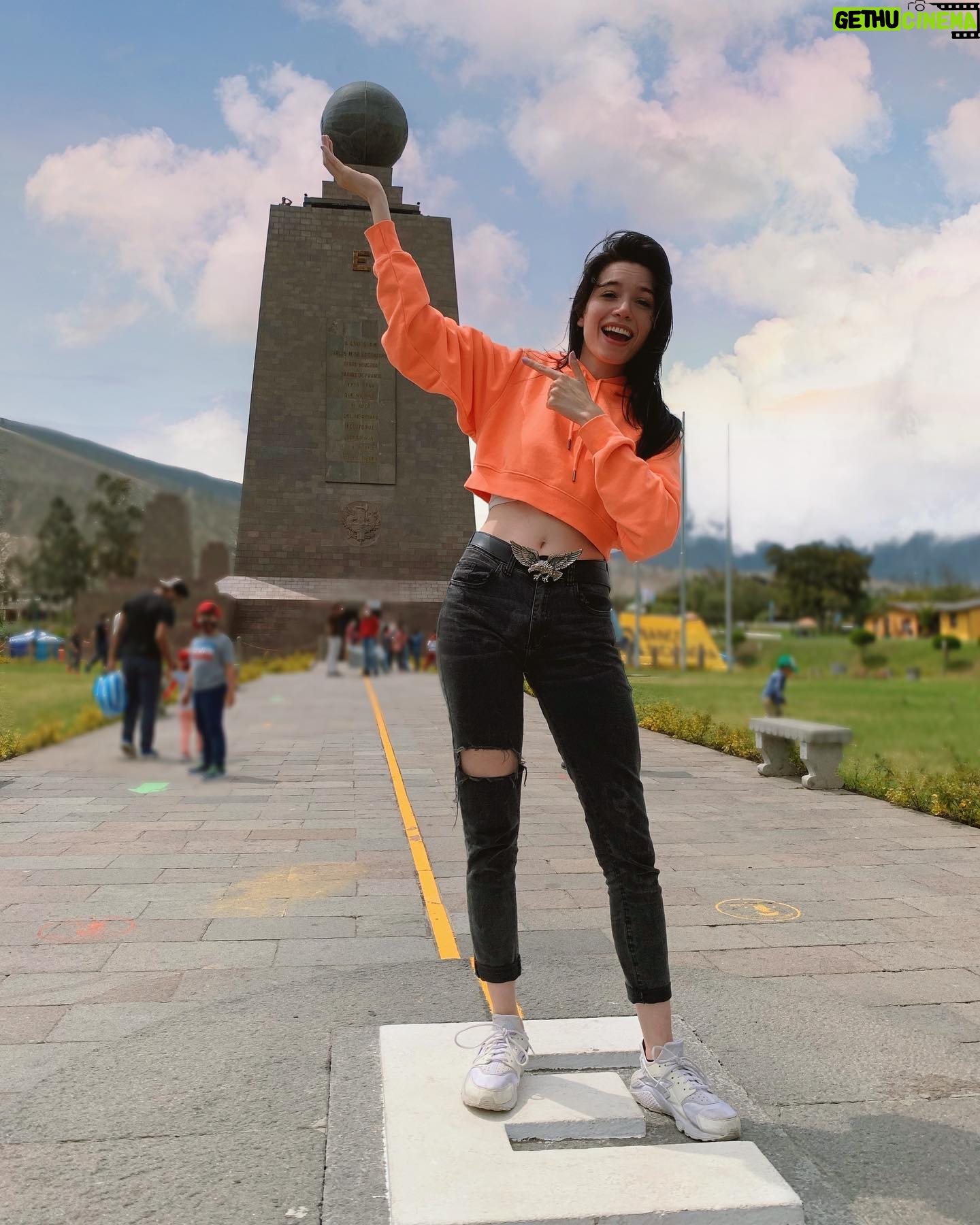 Mica Suárez Instagram - intentado parar el huevo en la mitad del mundo🥚👀🇪🇨