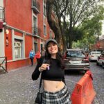 Mica Suárez Instagram - un breve resumen de mi visita a México🇲🇽😍 1: no hay nada para decir solo aproveche la golden hour 2: la foto típica con el Ángel (se que no se ve mucho el monumento, fue culpa de marti) 3: fotito con marti haciéndonos las lindas 4: 💜 5: en el Gran hotel de LCDM (me pareció una hermosura) 6: guacamole con chapulines (grillos🦗) nunca me dejó de sorprender como los comen como si fueran papitas 7: no mg mucho como salgo en esta foto pero marti dijo q es un fotón así q la subo confiando en su criterio 8: luciendo la ropa hermosa de @47street 🖤 9: Foto en el museo de Frida🙏🏻 (estaba cerrado así q no entramos) 10: marti haciendo pis en la calle