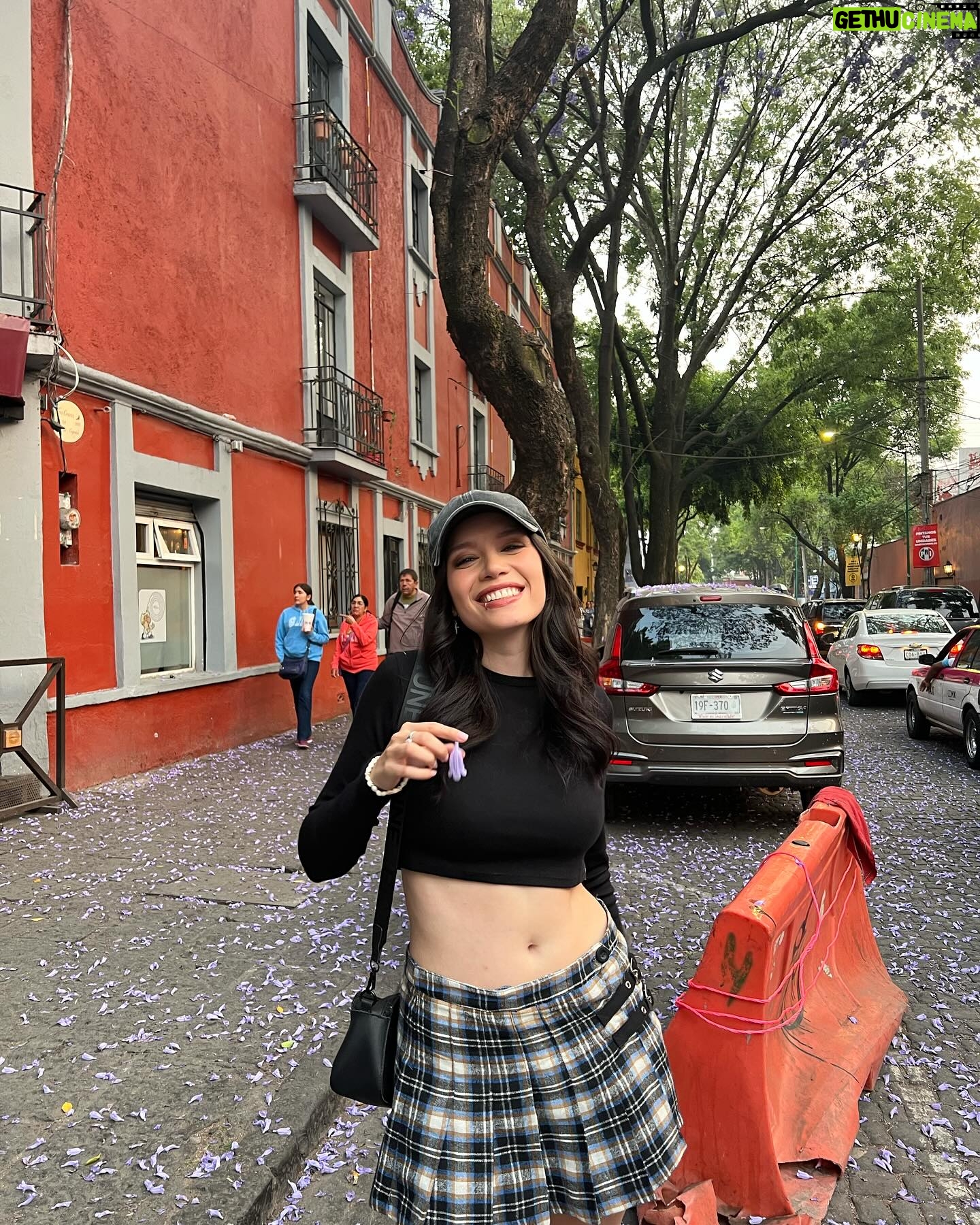 Mica Suárez Instagram - un breve resumen de mi visita a México🇲🇽😍 1: no hay nada para decir solo aproveche la golden hour 2: la foto típica con el Ángel (se que no se ve mucho el monumento, fue culpa de marti) 3: fotito con marti haciéndonos las lindas 4: 💜 5: en el Gran hotel de LCDM (me pareció una hermosura) 6: guacamole con chapulines (grillos🦗) nunca me dejó de sorprender como los comen como si fueran papitas 7: no mg mucho como salgo en esta foto pero marti dijo q es un fotón así q la subo confiando en su criterio 8: luciendo la ropa hermosa de @47street 🖤 9: Foto en el museo de Frida🙏🏻 (estaba cerrado así q no entramos) 10: marti haciendo pis en la calle
