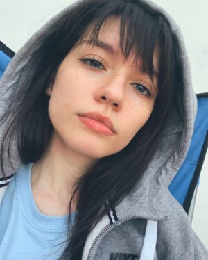 Mica Suárez Instagram - ya me encariñe con el negro 💆🏻‍♀️