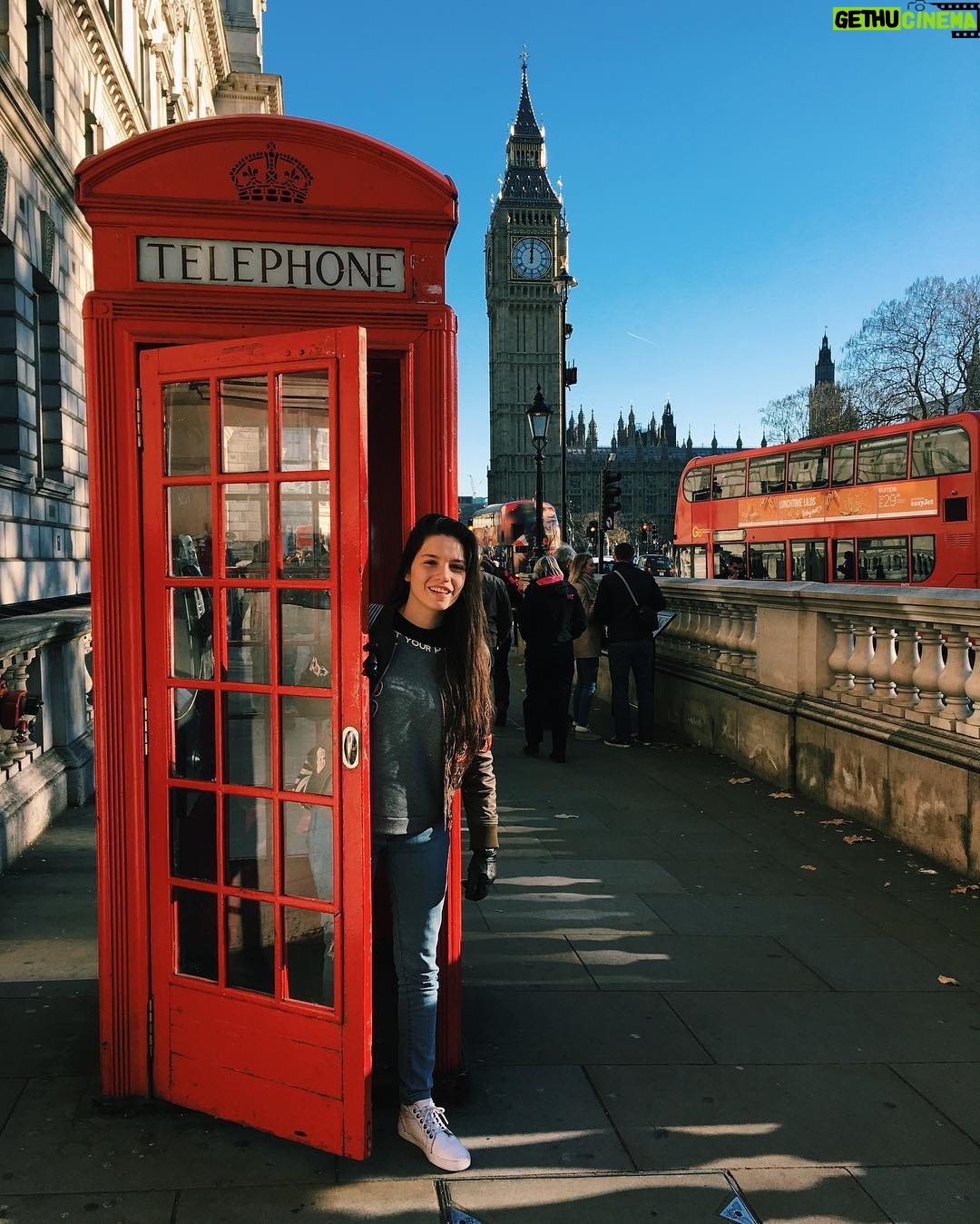 Mica Suárez Instagram - Una de las fotos más lindas que me saque en Londres 💕😁