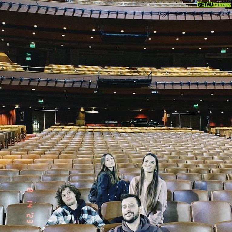 Micaela Vázquez Instagram - Ayyyyyyy lo poco que falta para que esto sea un hecho 🤗 Ayer hicimos una pasaduki técnica en el escenario y ya empezaron los nervios más fuertes, que ganas de que llegue la semana que viene para compartir con ustedes todo lo que venimos preparando ❤️ 23 y 25 de agosto AQN en el Gran Rex 🙌