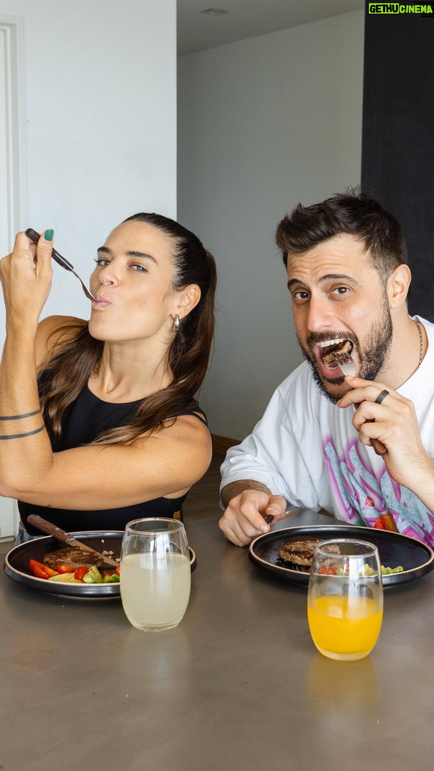 Micaela Vázquez Instagram - ¡Desafío PATY de CASA superado! Con @micavazquezok le pusimos nuestro propio sello a este gran plato!! Llegaron las nueva PATY de CASA, la hamburguesa 100% libre de sellos y con el sabor a hecho en casa 🍔 Si yo logré ponerle mi sello a este plato, te invitamos a vos a que le pongas el tuyo 😋 @patyargentina #PATYdeCASA