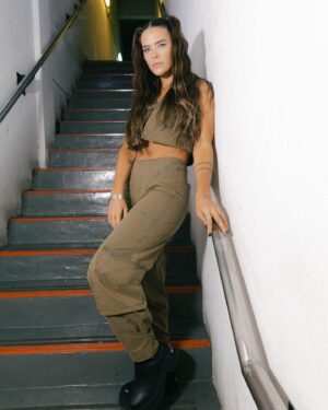 Micaela Vázquez Instagram - Este look 🔥🔥🔥
GRACIAS nuevamente @kativara por el amor y la paciencia para vestirme 🤍
Ese conjunto increíble es de @gtss_world y cómo siempre mis 👢 @rickysarkany 
Pelo y makeup con los mejores @mauromaxdebrito @delavegamakeup 
💍 @cuatromusas 
📸 @juanalantaron 

Les gustoooo??? Los leo 🙌