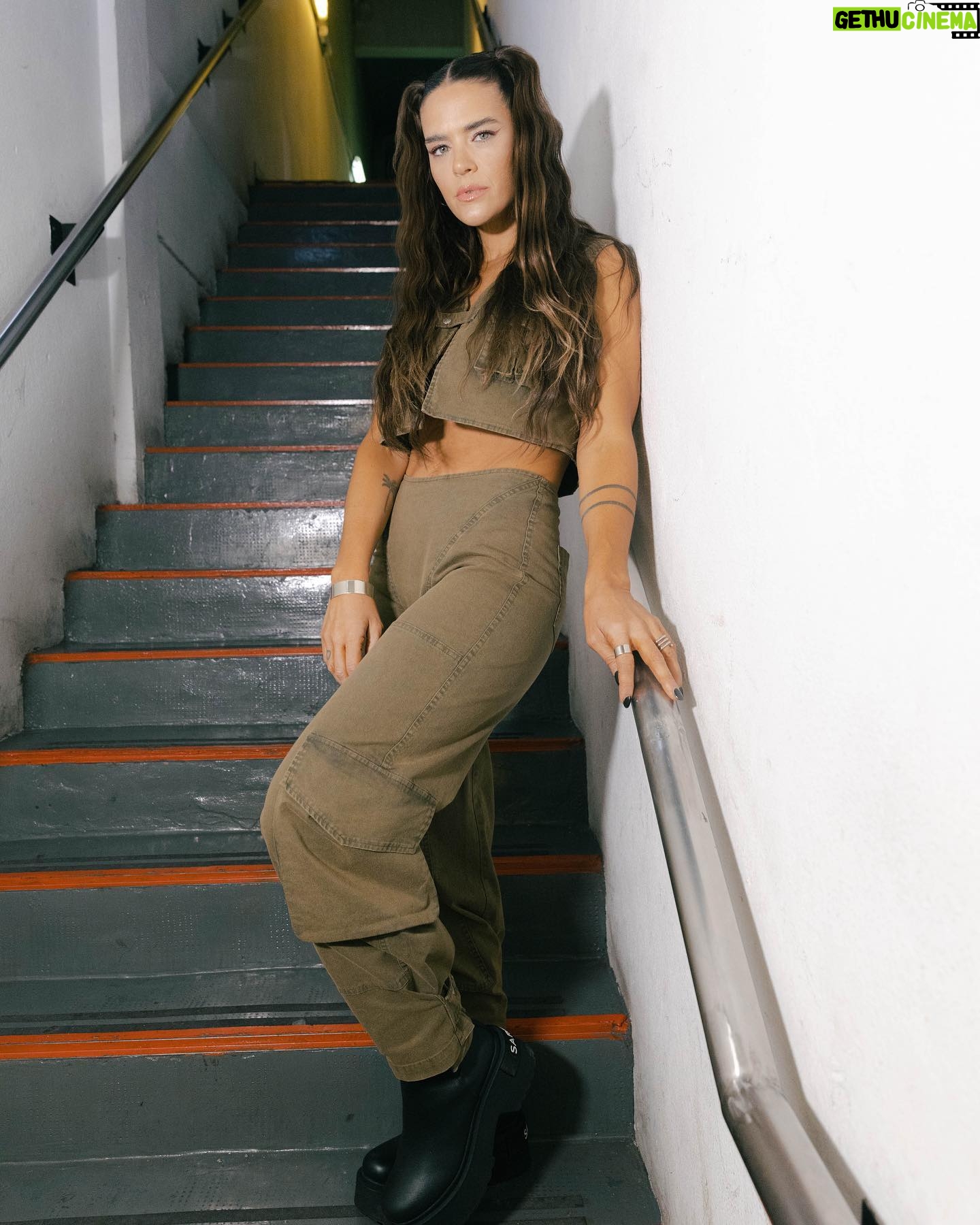 Micaela Vázquez - 59.4K Likes - Este look 🔥🔥🔥
GRACIAS nuevamente @kativara por el amor y la paciencia para vestirme 🤍
Ese conjunto increíble es de @gtss_world y cómo siempre mis 👢 @rickysarkany
Pelo y makeup con los mejores @mauromaxdebrito @delavegamakeup
💍 @cuatromusas
📸 @juanalantaron
Les gustoooo??? Los leo 🙌