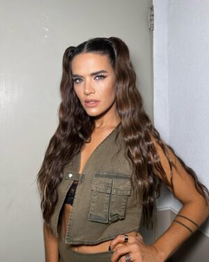 Micaela Vázquez Instagram - Este look 🔥🔥🔥
GRACIAS nuevamente @kativara por el amor y la paciencia para vestirme 🤍
Ese conjunto increíble es de @gtss_world y cómo siempre mis 👢 @rickysarkany 
Pelo y makeup con los mejores @mauromaxdebrito @delavegamakeup 
💍 @cuatromusas 
📸 @juanalantaron 

Les gustoooo??? Los leo 🙌
