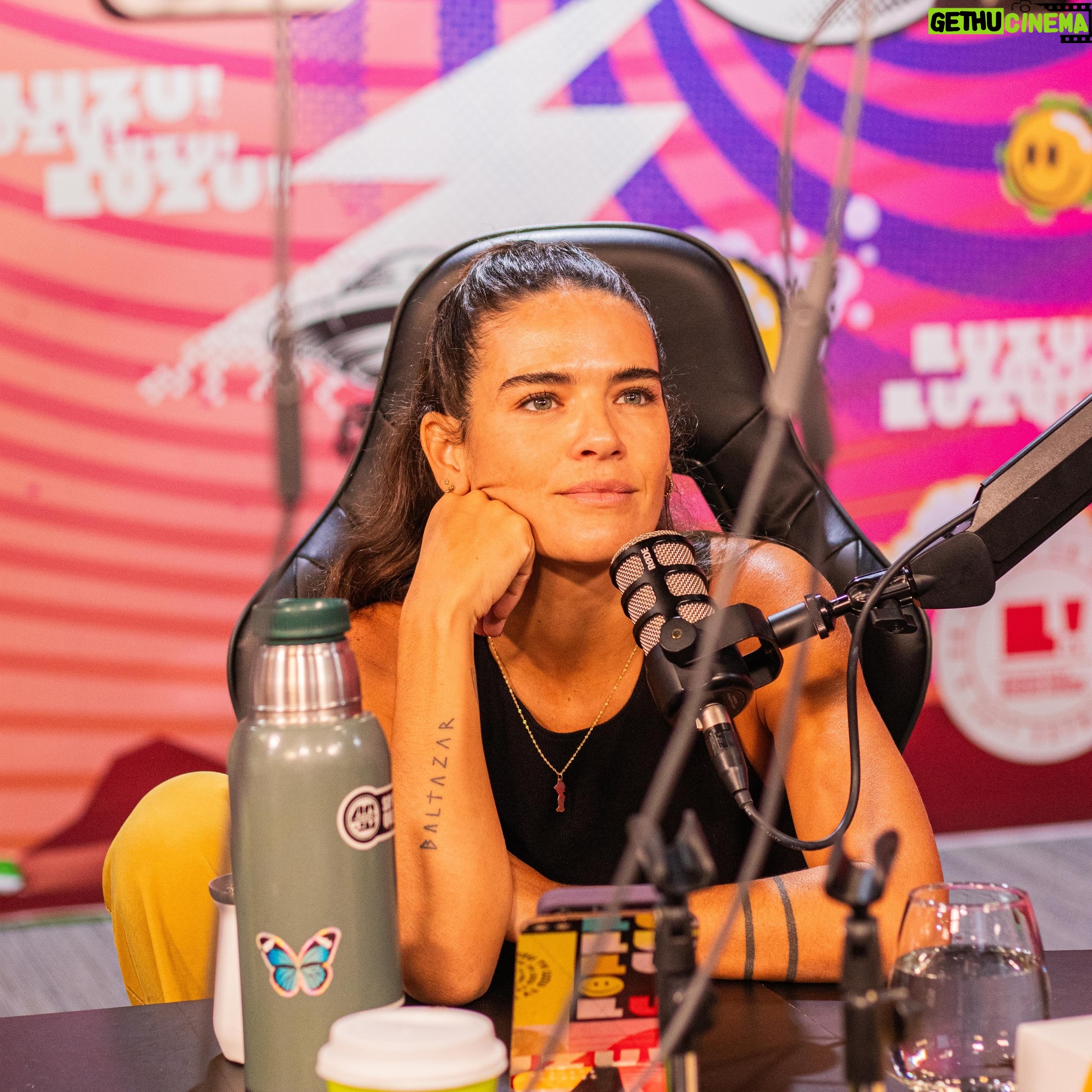 Micaela Vázquez Instagram - Que estaré escuchando con tanta atención? jaja 🤷🏻♀️ Pero @arielrewes siempre registra momentos espectaculares 🙌🏻🤍