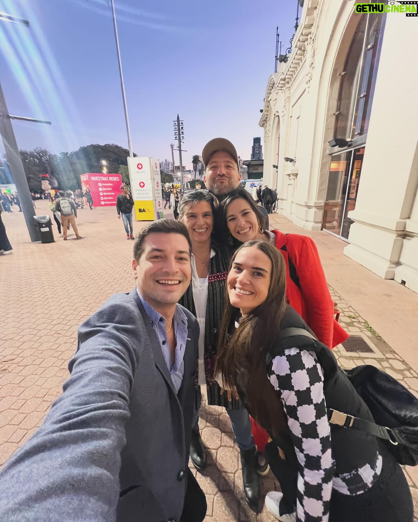 Micaela Vázquez Instagram - Finde con muchas cositas!!! 1: En casa con mi bb 2: Mamá y sisters 3: Primeros ensayos de “Jardines Salvajes” en el hermoso teatro Metropolitan 4: En la rural, feria del libro, acompañando a mi amigo @ramospatricio en la maravillosa presentación @constelacionesfamiliaresok 5: Siempre una pasada por la M da felicidad 😛 6: Viendo al rey en el teatro con el mejor equipo 🤍 Buenas noches!!! Que arranquen muy bien la semana!!!