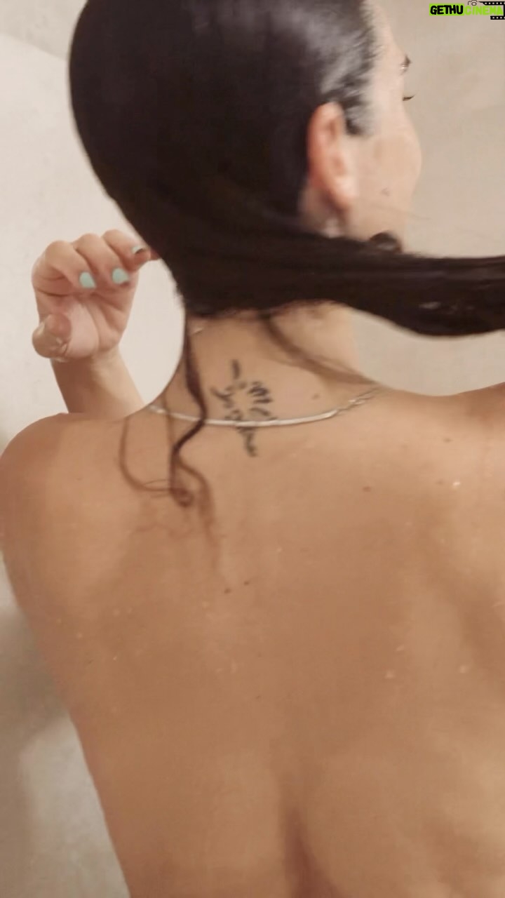 Micaela Vázquez Instagram - Tengo data y de la buena…. La quieren? Les paso mi secreto para tener el pelo hidratado y liviano➡️ La nueva línea de @dove con tecnología Hydrocare vitamina A&E que brinda hasta 100 horas de hidratación! De nada 🙌🏻 #QueFluyaConDove #DoveHidratación