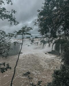 Micaela Vázquez Instagram - CATARATAS HAS TENIDO? 💘😍 Tremendo día en las Cataratas del Iguazú. Pasó de todo y lo vamos a contar mañana de 8 a 10hs por @luzutv ✨ #AntesQueNadie