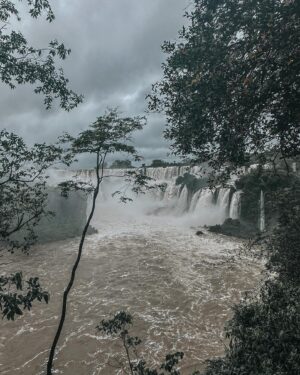 Micaela Vázquez Instagram - CATARATAS HAS TENIDO? 💘😍

Tremendo día en las Cataratas del Iguazú. Pasó de todo y lo vamos a contar mañana de 8 a 10hs por @luzutv ✨ #AntesQueNadie