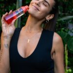 Micaela Vázquez Instagram - @natura.argentina con sus fragancias Kaiak me invitaron a transportarme a mis momentos favoritos en el agua 🤍 No solo tienen un aroma fresco y vibrante sino que también promueve una conexión intensa, poderosa y respetuosa entre el ser humano y el universo acuático ayudando al cuidado de los océanos, siendo su packaging de hasta 50% de plástico reciclado y hasta un 30% de vidrio reciclado ¿Y si sintieras el poder de la frescura?