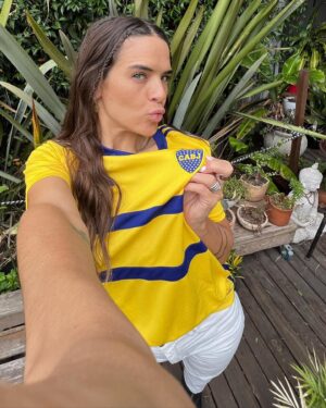Micaela Vázquez Instagram - Estoy enamorada de la nueva camiseta alternativa de Boca que me mandaron mis amigos de @adidasar 💙💛💙

#adidasfootball #creadoconadidas