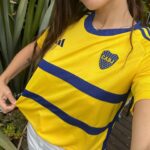 Micaela Vázquez Instagram - Estoy enamorada de la nueva camiseta alternativa de Boca que me mandaron mis amigos de @adidasar 💙💛💙 #adidasfootball #creadoconadidas