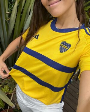 Micaela Vázquez Instagram - Estoy enamorada de la nueva camiseta alternativa de Boca que me mandaron mis amigos de @adidasar 💙💛💙

#adidasfootball #creadoconadidas