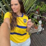 Micaela Vázquez Instagram - Estoy enamorada de la nueva camiseta alternativa de Boca que me mandaron mis amigos de @adidasar 💙💛💙 #adidasfootball #creadoconadidas
