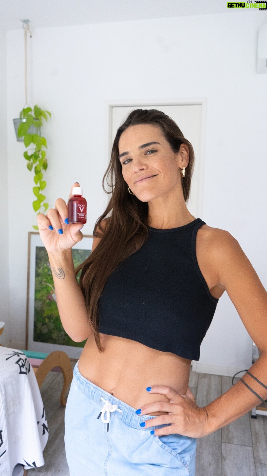 Micaela Vázquez Instagram - Buenassss!!!! Como andan? Siempre me preguntan cómo cuido mi piel!! Acá les comparto unos tips. Con estos serums de @vichylaboratoires que son una 💣y que a mi me recomendó mi dermatóloga y yo te los recomiendo a vos! De nada!!! #ElQueMiPielNecesita #VichySuperSerums