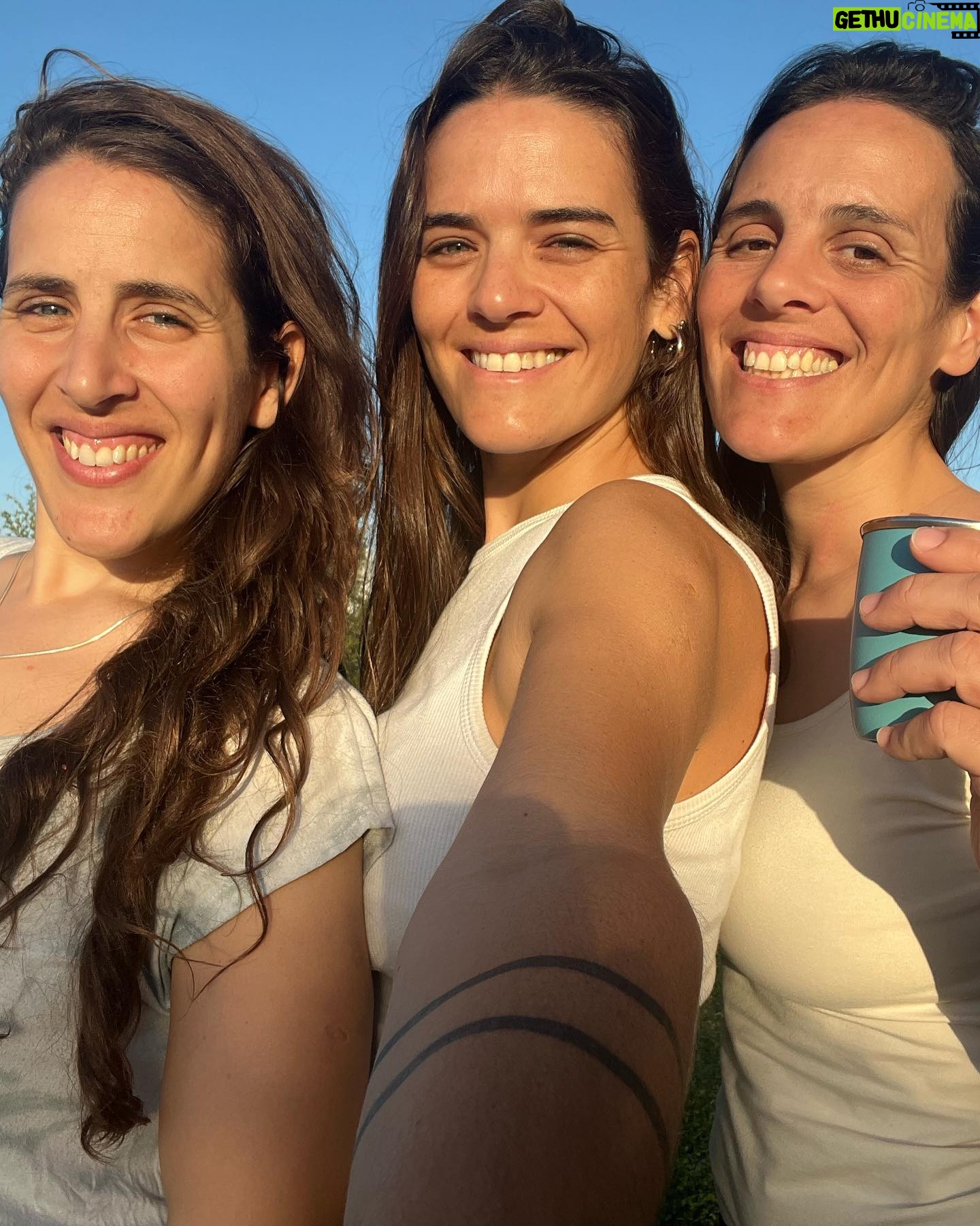 Micaela Vázquez Instagram - Unas de ayer, sin filtro pero con alta luz de un atardecer hermoso, con las sisters 😜