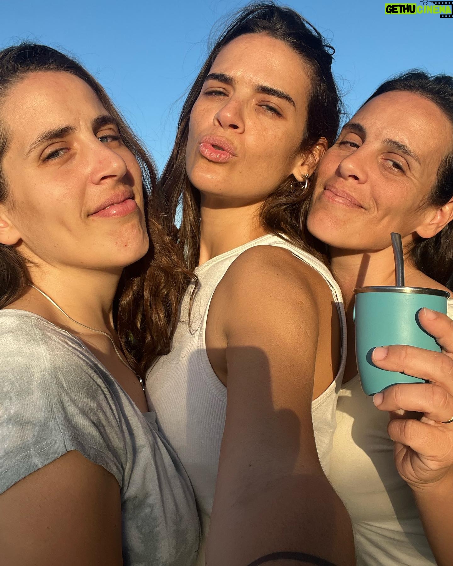 Micaela Vázquez Instagram - Unas de ayer, sin filtro pero con alta luz de un atardecer hermoso, con las sisters 😜