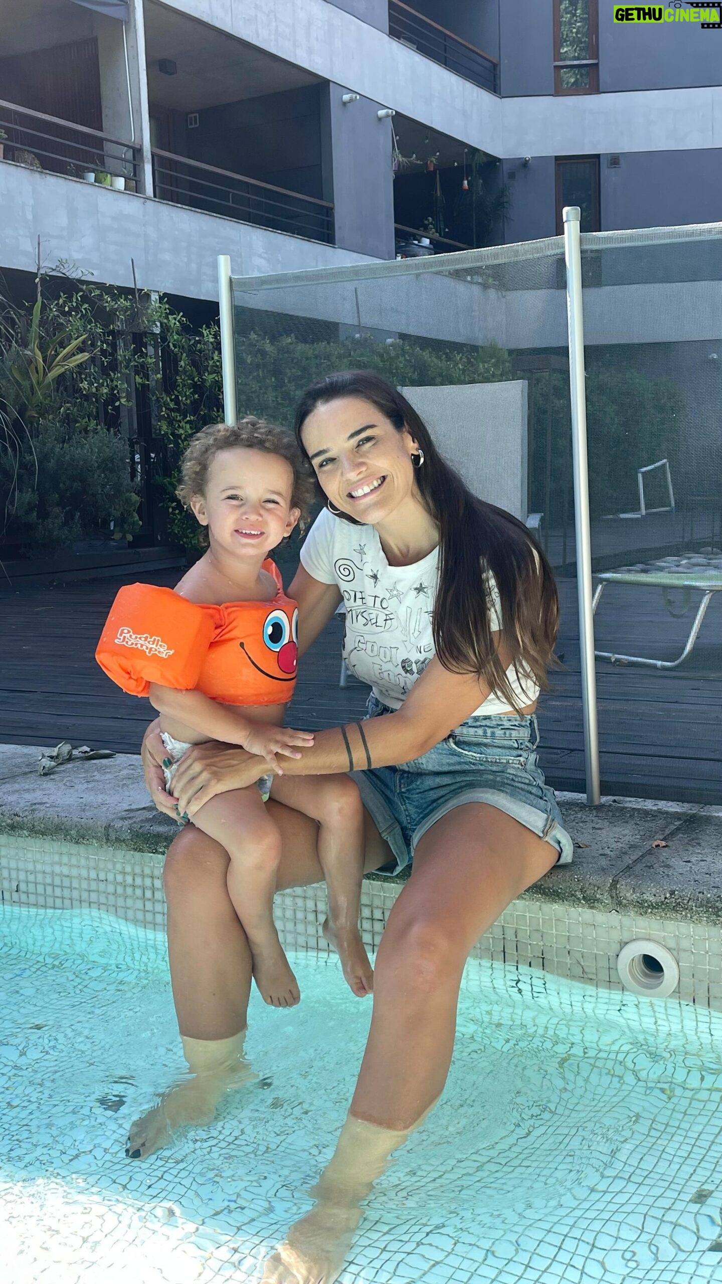 Micaela Vázquez Instagram - Qué lindo arrancamos con Baltu la temporada de veranito ☀️🥰 Amamos 🙌🏻 Clave los Little Swimmers de @huggiesargentina que protegen a tu bebé para que pueda disfrutar del agua cómodamente 💦 ❤