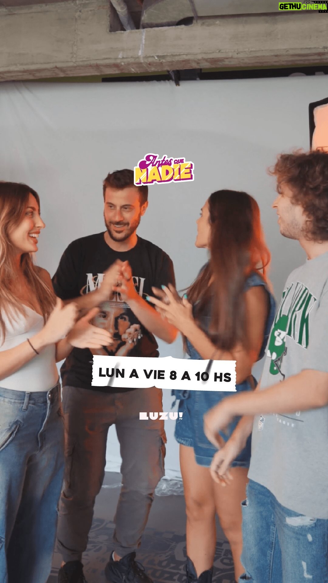 Micaela Vázquez Instagram - ESTE 2024 SE VIENE CON TODOOOO 💘🫶🏻 Ya no vamos hasta las 11 pero vuelven los pases con el jefe. 😎 El lunes tenemos un programa super mega especial asique prendete desde temprano ✨ #AntesQueNadie de lunes a viernes de 8 a 10hs por @luzutv como siempreeee 🔥