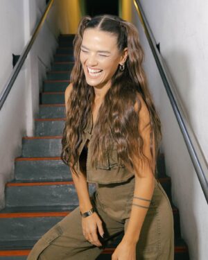 Micaela Vázquez Instagram - Este look 🔥🔥🔥
GRACIAS nuevamente @kativara por el amor y la paciencia para vestirme 🤍
Ese conjunto increíble es de @gtss_world y cómo siempre mis 👢 @rickysarkany 
Pelo y makeup con los mejores @mauromaxdebrito @delavegamakeup 
💍 @cuatromusas 
📸 @juanalantaron 

Les gustoooo??? Los leo 🙌
